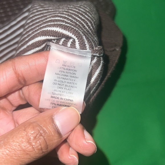 NWT Men’s Brown Elie Tahari Top size Small - Picture 6 of 6